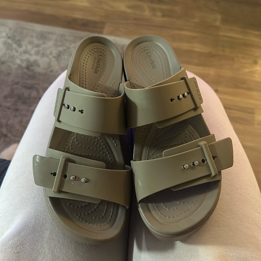 NWOT CROCS Women’s Brooklyn Buckle Platform Wedge Sandal in Khaki size US 8.